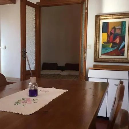 Nyaraló Nel Set Di Piccolo Antico Viola