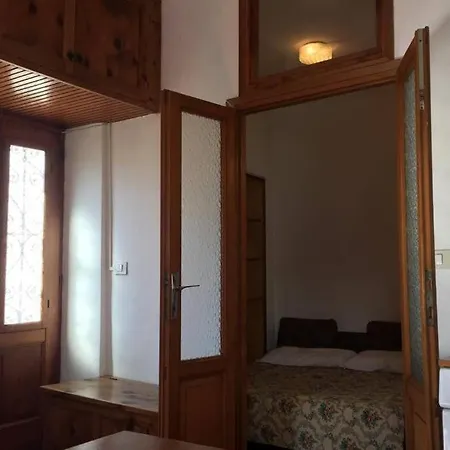 Nyaraló Nel Set Di Piccolo Antico Viola *