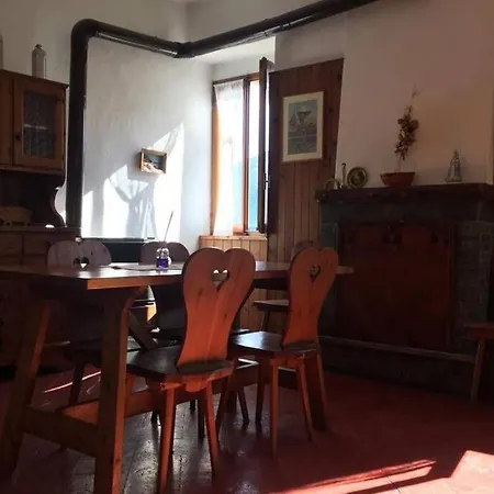 Nyaraló Nel Set Di Piccolo Antico Viola