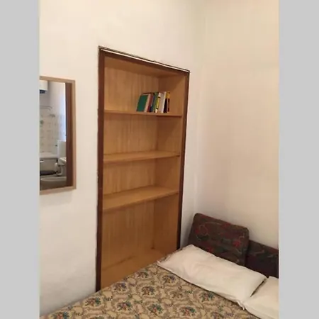 Nyaraló Nel Set Di Piccolo Antico Viola
