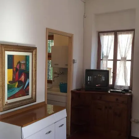 Nyaraló Nel Set Di Piccolo Antico Viola