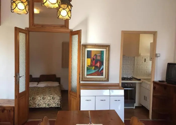 Nel Set Di Piccolo Antico Viola Ferienhaus *